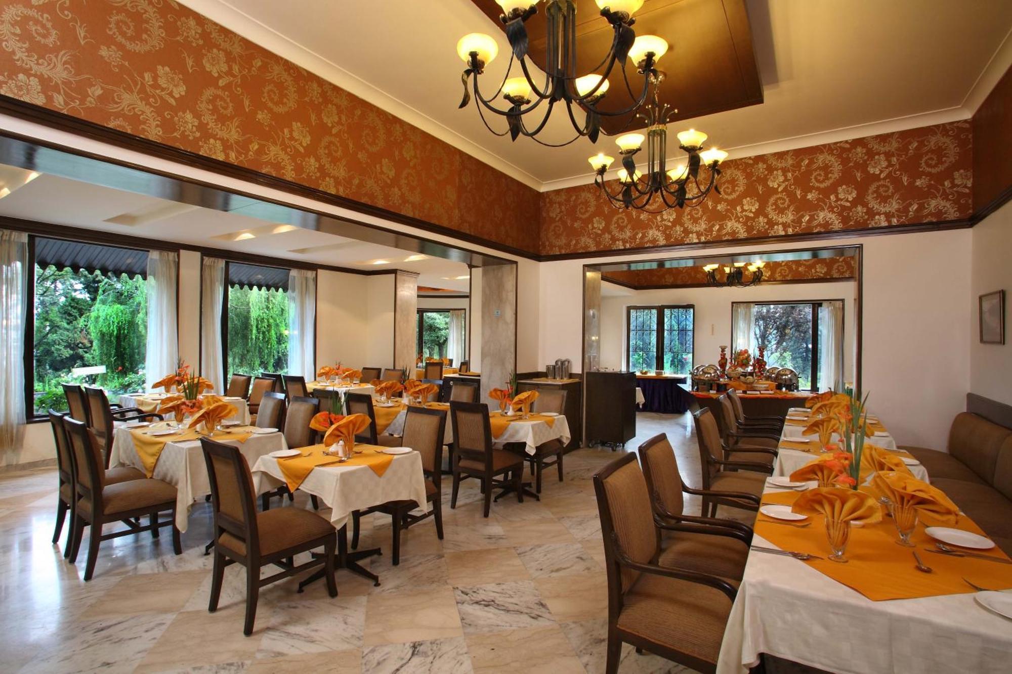 נייניטל Shervani Hilltop Resort מראה חיצוני תמונה